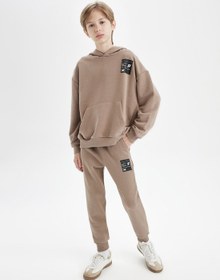 تصویر هودی قهوه‌ای سایز بزرگ با جیب، سویشرت ضخیم مدرسه برند Defacto Brown Oversized Fit Hoodie With Pockets Thick School Sweatshirt