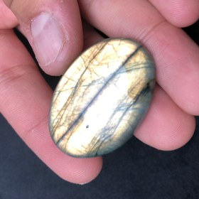 تصویر نگین لابرادوریت باکیفیت با لابرادورنسی طلایی شدید Labradorite