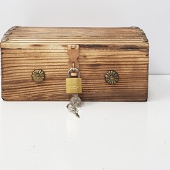 تصویر صندوقچه چوبی کوچک سوخته باقفل و کلید 