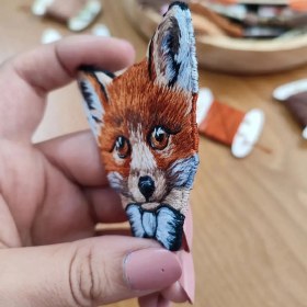 تصویر پیکسل گلدوزی روباه پاپیونی 