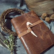 تصویر دفتر چرمی عاج، چرم گاوی افکتی فندقی رنگ، عاج چوبی دست‌ساز (چوب بلوط) ۱۹/۵ در ۱۴ ، ۱۲۰ برگ کاغذ نخودی رنگ 