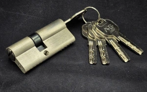 تصویر فروشگاه ابزار یراق لاک سنتر