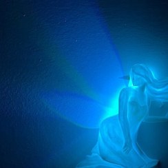 تصویر چراغ خواب دیواری طرح فرشته 