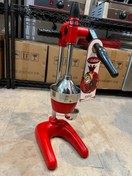 تصویر آب انار گیر قرمز دستی 