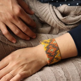 تصویر دستبند گلیمی پاییزی 