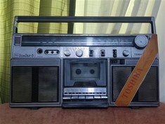 تصویر رادیو ضبط قدیمی توشیبا سری Bom Beat 8 