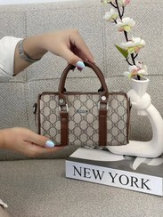 تصویر کیف دوشی صندوقی طرح مارک دسته دار بند بلند - قهوه ای گوچی 