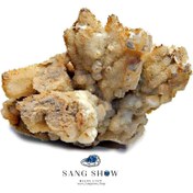 تصویر کریستال کوبیک تجمعی کلسیت روی بستر دولومیت با رو رشدی کوارتز شکری S938 