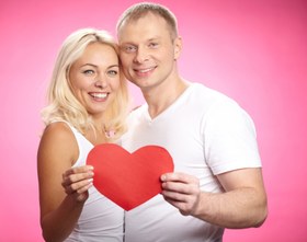 تصویر عکس با کیفیت زن و مرد با تم سفید صورتی 