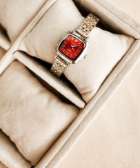 تصویر ساعت دخترانه مدل نایدو نقلی رنگ سیلور صفحه قرمز کد 1117 