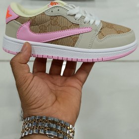 تصویر کتونی بچه گانه نایک ایر جردن ۱ بدون ساق تراویس اسکات گوچی صورتی Nike air jordan 1 low Travis Scott 