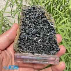 تصویر سنگ اپیدوت با همرشدی کوارتز سوزنی نمونه با بلور های سالم Epidote with acicular quartz coevolution