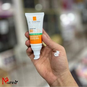 تصویر ضد آفتاب مخصوص پوست چرب و جوش دار بدون رنگ برند لاروش La Roche-Posay Anthelios