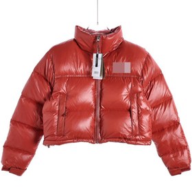 تصویر کاپشن پافر قرمز براق کراپ زنانه طرح NORTH FACE بازارل – Brick Red Glossy cropp Puffer Jacket | BAZARELL 