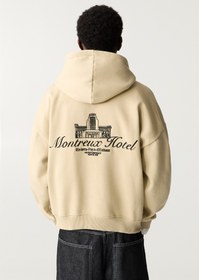 تصویر سویشرت بافت دار و کلاهدار هتل مونترئو برند PullAndBear Montreux Hotel işlemeli ve kapüşonlu sweatshirt