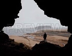 تصویر دانلود فوتیج مرد گردشگر ایستاده بر روی کوه Silhouette Man Standing On A Mountain 