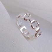 تصویر انگشتر نقره‌ای شیک با طرح مربعی 