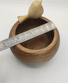 تصویر کاسه چوبی پرنده دار 