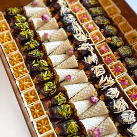 تصویر سینی میکس حلوا و خرما 