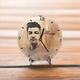 تصویر ساعت چوبی شخصی شده با عکس، ساعت رومیزی حکاکی شده با متن سفارشی، ساعت شخصی برای دکور اتاق، هدایای سفارشی برای عروسی، سالگرد، تولد، روز مادر، روز پدر 