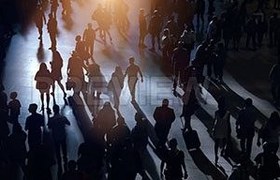 تصویر دانلود فوتیج جمعیت زیادی از مردم در حال راه رفتن Large Crowd Of People Walking 