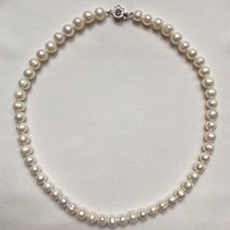 تصویر گردنبند مروارید پرورشی ساده قفل گل 8 میلیمتر Simple cultured pearl necklace with flower lock