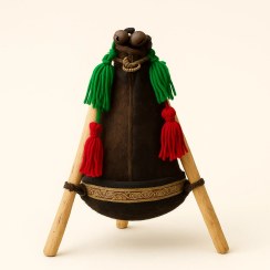 تصویر مشک دست‌ساز سنتی با تزئینات رنگی 