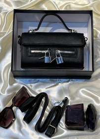 تصویر کیف دوشی زنانه چرمی PRADA مدل قفلی همراه بند چرمی PRADA BAG