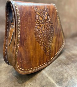 تصویر کیف دوشی چرم با حکاکی رنگ جغد 