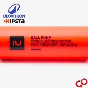 تصویر تلمبه دستی دکتلون مدل Essential Ball Pump به همراه یک بسته سوزن تلمبه Kipsta 