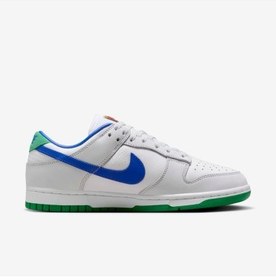 تصویر کتونی ورزشی مدل Nike Dunk Low 'Tennis Classic' رنگ سفید / گرد و غبار فوتون / سبز ورزشگاه / عکس آبی زنانه نایک 