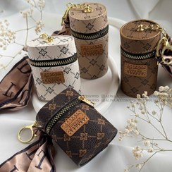 تصویر جاسویچی و ایرپادی لویی ویتون چرمی 