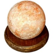 تصویر گوی نمک صورتی همراه با پایه چوبی 