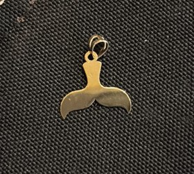 تصویر گردنبند مرواریدی با پلاک طلا - وال توپر 