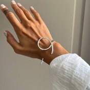 تصویر دستبند بنگل نقره‌ای مینیمال مدل 86 