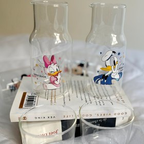 تصویر بطری آب کنار تخت 