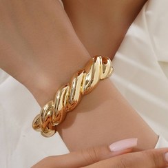 تصویر دستبند النگویی بدل شیک A-stylish-bangle-bracelet