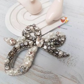 تصویر گلسینه جواهردوزی پاپیون نقره ای 