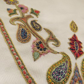 تصویر تو طاقچه ای پته دوزی رومیزی پته دوزی سفید