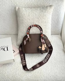 تصویر کیف زنانه هلالی هرمس Hermes 
