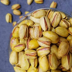 تصویر پسته اکبری ممتاز- برشته آبلیمویی درشت امسالی تمام‌خندان- درصد دهن‌بست صفر 