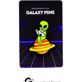 تصویر پیکسل آدم فضایی روی زحل 