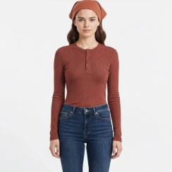 تصویر بلوز زنانه گپ دکمه‌دار بهبود | Behboud - رنگ: عنابی - سایز : M بلوز زنانه گپ، بلوز دکمه‌دار، بافت زنانه بهبود، بلوز ۳ دکمه، بلوز کشباف زنانه، Behboud، خرید بلوز لطیف