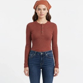 تصویر بلوز زنانه گپ دکمه‌دار بهبود | Behboud - رنگ: عنابی - سایز : L بلوز زنانه گپ، بلوز دکمه‌دار، بافت زنانه بهبود، بلوز ۳ دکمه، بلوز کشباف زنانه، Behboud، خرید بلوز لطیف