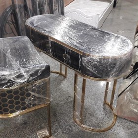 تصویر میز ناخن تک نفره پایه فلزی فورتیک دررنگ بندی طلایی وکروم و بغل پارچه خم وصاف رویه طرح سنگ مشکی وسفید 