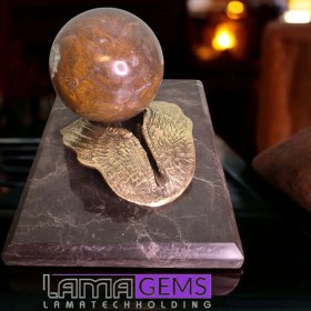 تصویر گوی سنگی عقیق با پایه برنجی 