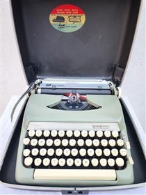تصویر دستگاه تایپ آمریکایی قدیمی 