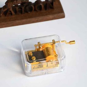 تصویر جعبه موزیکال یا موزیک باکس مدل شیشه ای با موتور طلایی رنگ 