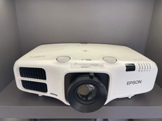 تصویر ویدئو پروژکتور اپسون Powerlite 5530U با شدت نور ۱۳۲۰۰ لومن 