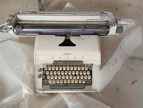 تصویر ماشین تحریر قدیمی سالم 